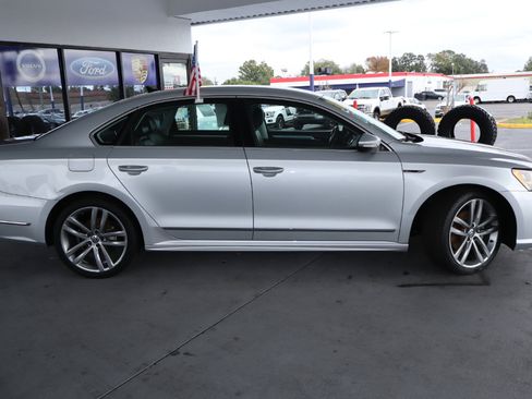 Used 2017 Volkswagen Passat 1.8T R-Line image 4