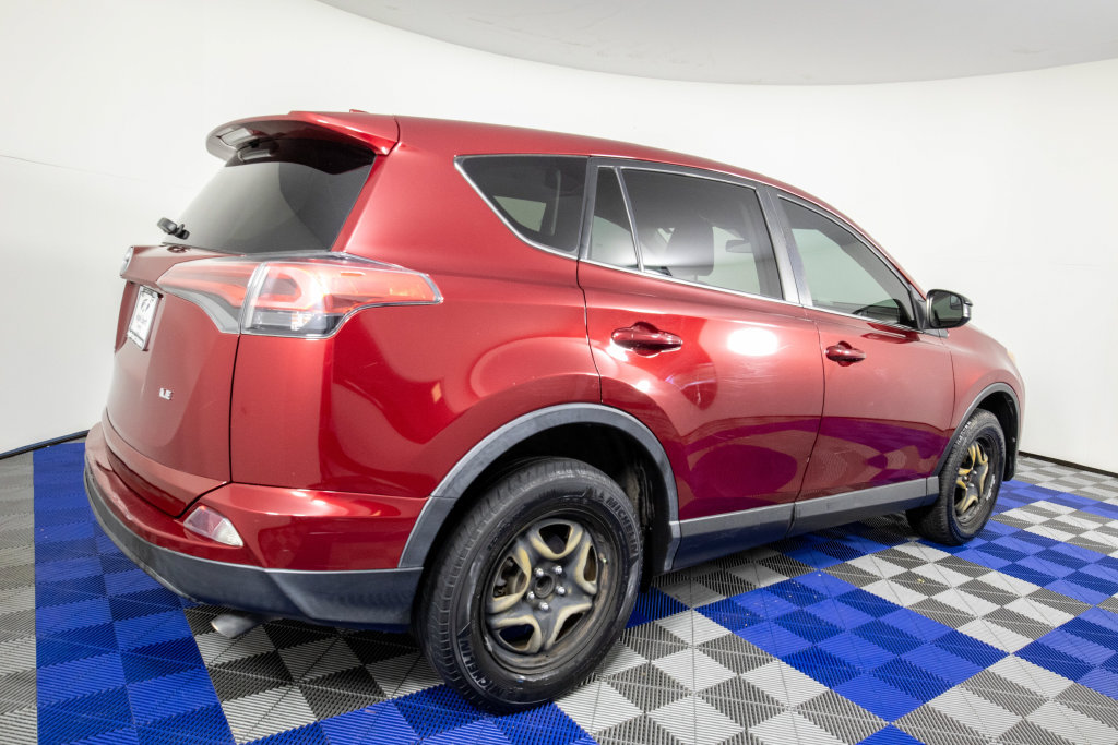 Used 2018 Toyota RAV4 LE FWD image 5