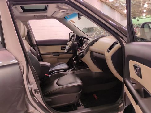 Used 2011 Kia Soul ! w/ Premium Pkg image 10