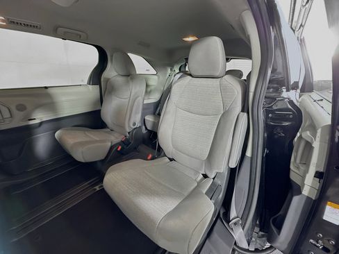 Used 2024 Toyota Sienna LE image 26