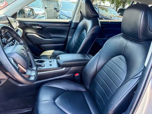 Used 2023 Toyota Highlander XLE FWD image 17