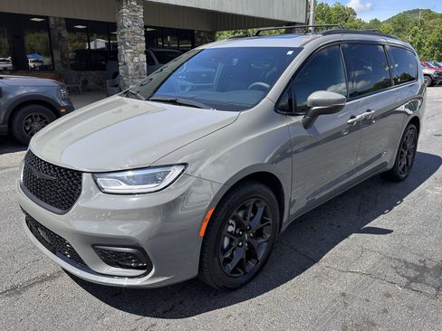 Used 2023 Chrysler Pacifica Touring-L w/ S Appearance Package AWD/4WD image 2