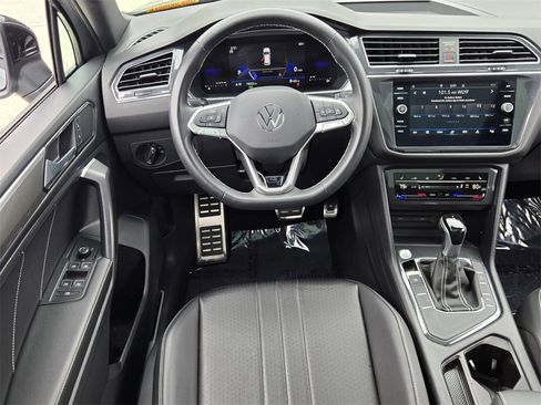 Used 2023 Volkswagen Tiguan SE R-Line image 12