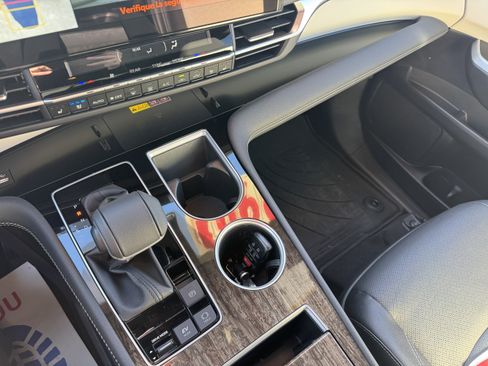 Used 2025 Toyota Sienna Platinum image 32