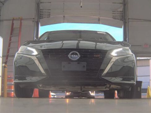 Used 2023 Nissan Altima 2.5 SR AWD/4WD image 3
