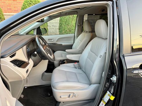 Used 2017 Toyota Sienna XLE w/ XLE Navigation Package FWD image 35