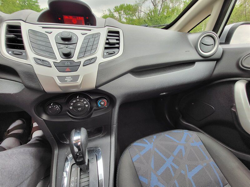 Used 2013 Ford Fiesta SE FWD image 22