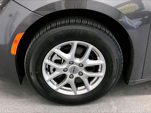 Used 2023 Chrysler Voyager LX FWD image 7