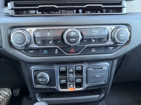 Used 2024 Jeep Wrangler Unlimited w/ Convenience Group image 27