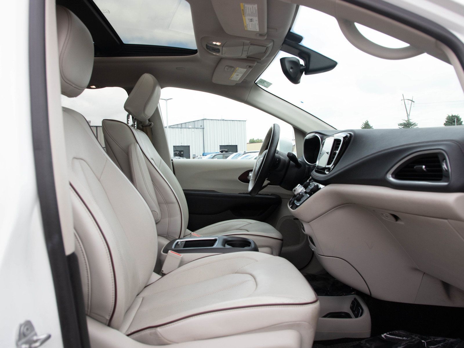 Used 2017 Chrysler Pacifica Limited FWD image 11