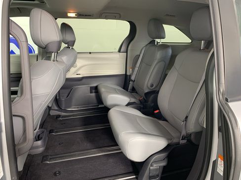 Used 2023 Toyota Sienna XLE FWD image 30