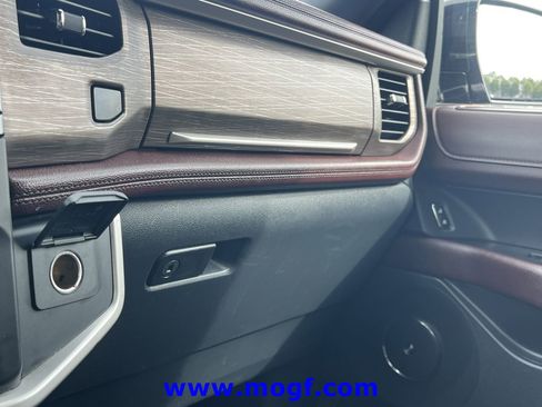 Used 2024 Ford Expedition Limited AWD/4WD image 11