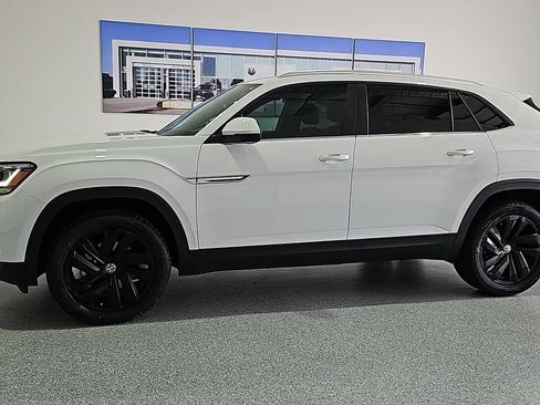 Certified 2023 Volkswagen Atlas Cross Sport SE w/ Panoramic Sunroof Package FWD image 5