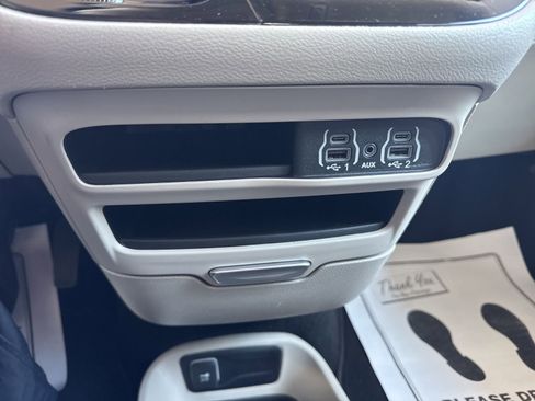 Used 2024 Chrysler Pacifica Touring-L image 31