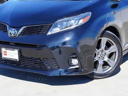Used 2018 Toyota Sienna SE image 4