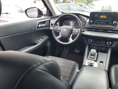 Used 2024 Mitsubishi Outlander SE image 17