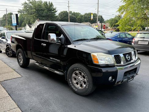 Used 2005 Nissan Titan SE w/ (R02) SE Off-Road Pkg AWD/4WD image 2