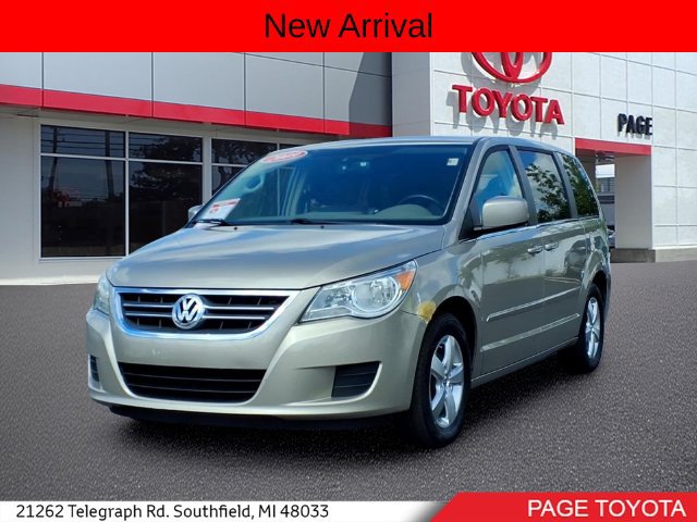 Used 2009 Volkswagen Routan SE FWD image 1