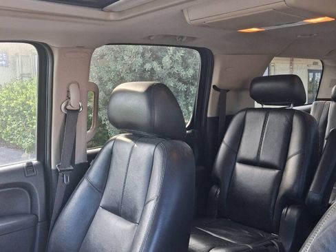 Used 2010 GMC Yukon XL SLT AWD/4WD image 16