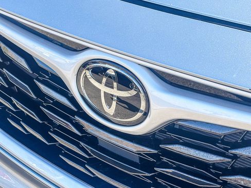 Certified 2024 Toyota Highlander XLE FWD image 10