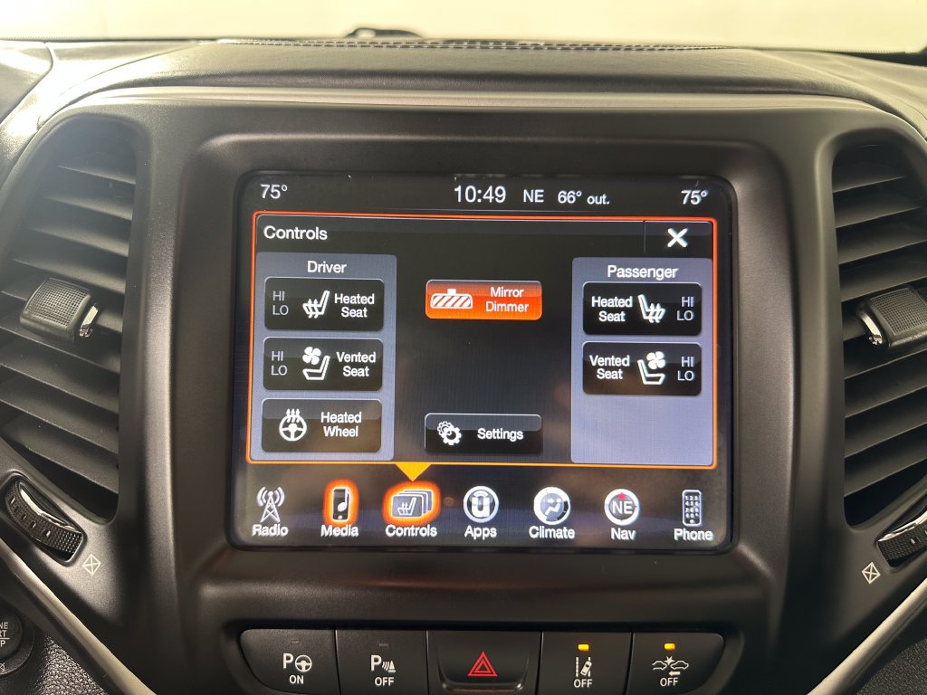 Used 2017 Jeep Cherokee Overland w/ Technology Group AWD/4WD image 30