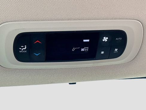 Used 2023 Chrysler Pacifica Touring-L FWD image 26