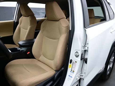 Used 2022 Toyota RAV4 LE AWD/4WD image 11