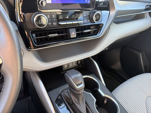 Used 2024 Toyota Highlander LE image 8