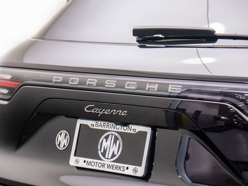 Certified 2023 Porsche Cayenne Platinum Edition image 33