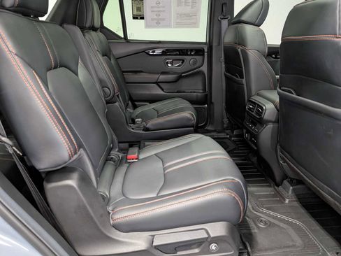 Used 2025 Honda Pilot TrailSport image 38