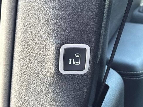 Used 2025 Chrysler Pacifica Select FWD image 21