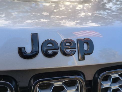 Used 2018 Jeep Grand Cherokee Altitude image 12