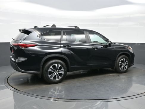 Used 2023 Toyota Highlander XLE AWD/4WD image 6