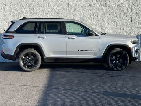 New 2025 Jeep Grand Cherokee Altitude image 5