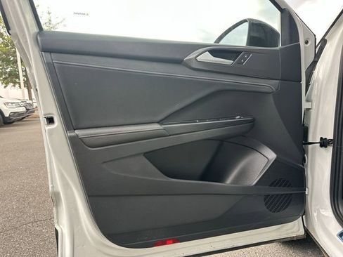 Used 2025 Volkswagen Taos SE FWD image 12