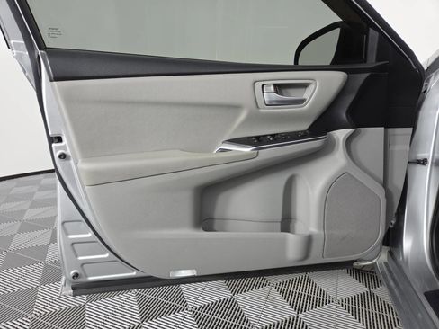 Used 2016 Toyota Camry SE w/ Moonroof Package FWD image 13