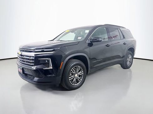 Used 2025 Chevrolet Traverse LT image 3