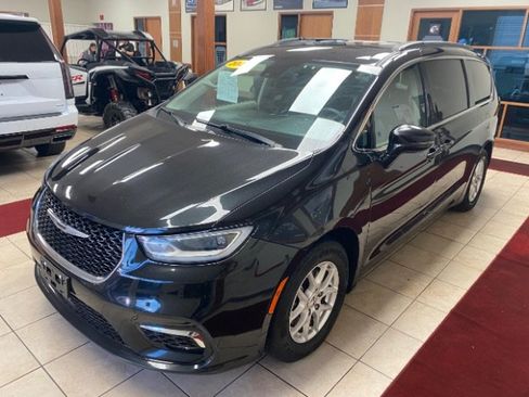 Used 2022 Chrysler Pacifica Touring-L FWD image 1