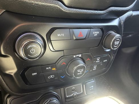 Used 2019 Jeep Renegade Latitude w/ Cold Weather Group AWD/4WD image 37