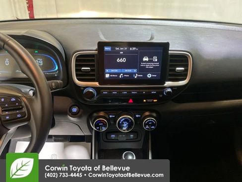 Used 2025 Hyundai Venue SEL image 17
