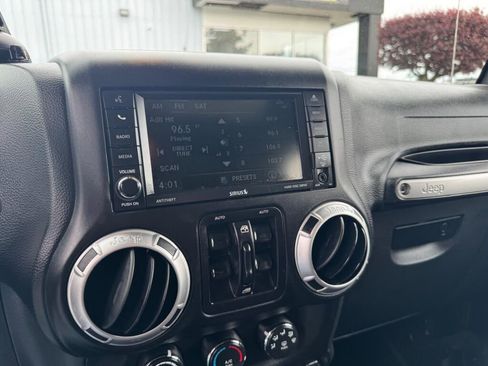 Used 2015 Jeep Wrangler Unlimited Sahara w/ Connectivity Group image 17