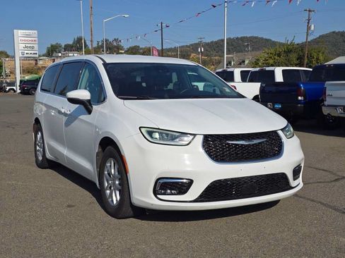 Used 2023 Chrysler Pacifica Touring-L FWD image 4