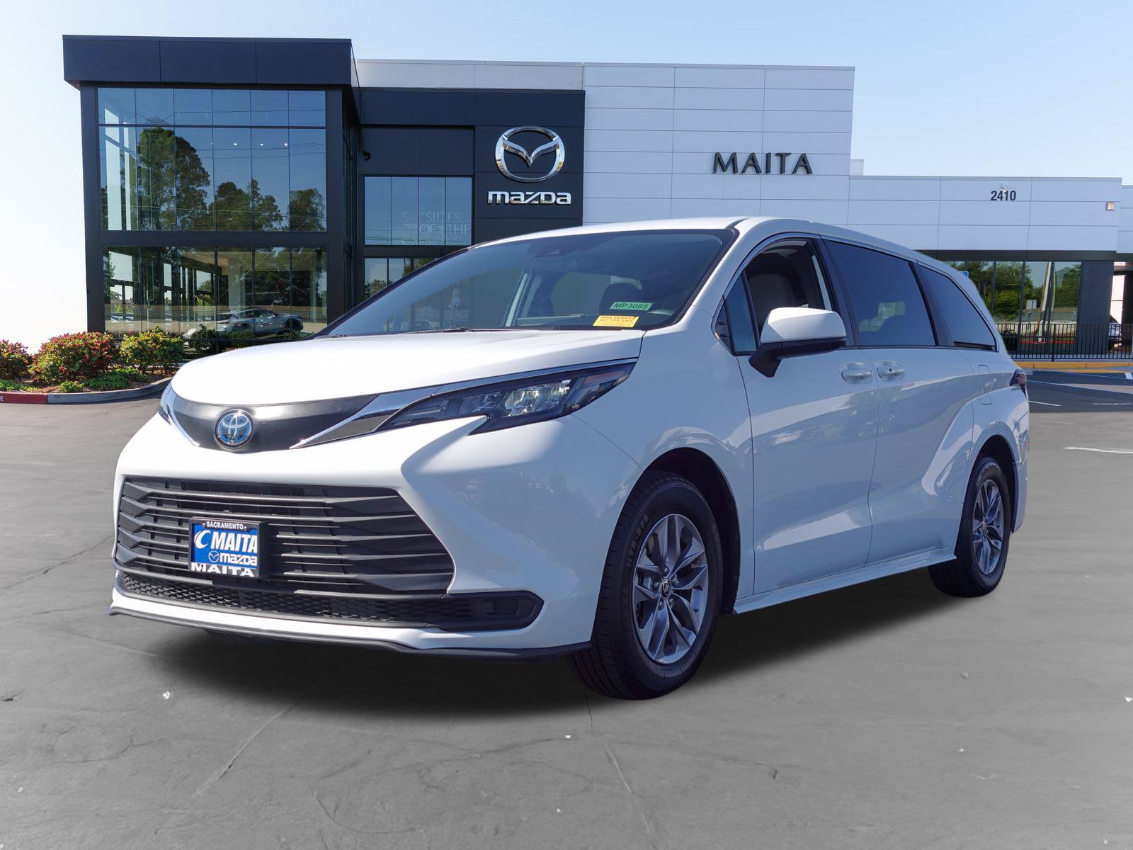 Used 2025 Toyota Sienna LE FWD image 7