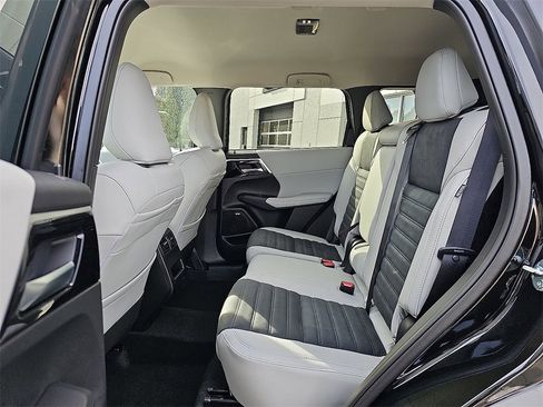 New 2026 Mitsubishi Outlander SE image 6