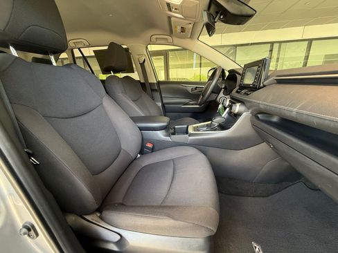 Used 2022 Toyota RAV4 LE FWD image 22
