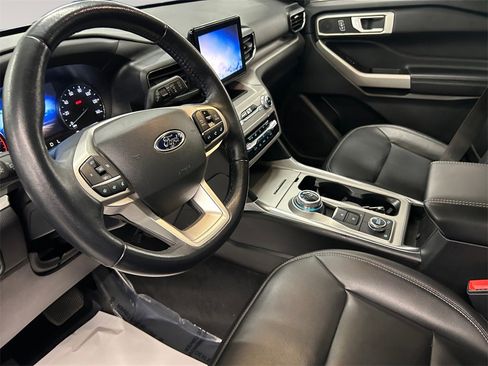 Used 2023 Ford Explorer XLT w/ Equipment Group 202A image 10