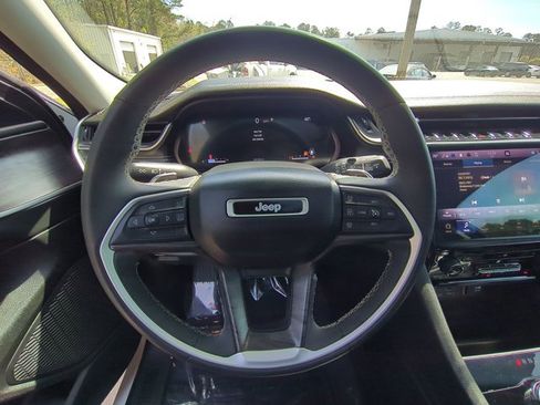 Used 2023 Jeep Grand Cherokee Limited image 30