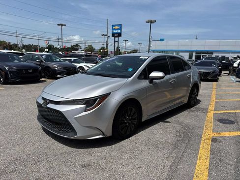 Used 2022 Toyota Corolla LE FWD image 3