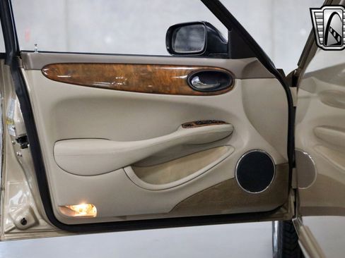 Used 2001 Jaguar XJ8 image 16