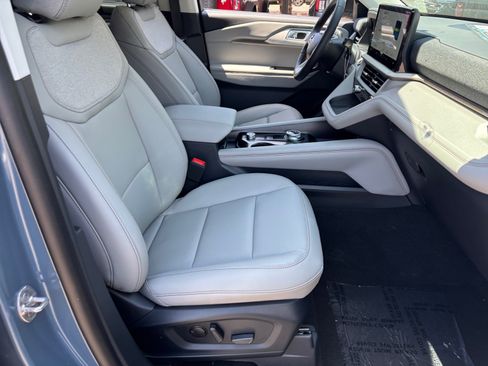 New 2026 Ford Explorer Active w/ Active Comfort Package AWD/4WD image 19